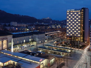 Hochzeit: Erleben Sie eine unvergessliche Hochzeitsfeier über den Dächern der Stadt in unserem Panorama Restaurant im 15. Stock. Besonders am Abend werden Sie mit allen beleuchteten Gebäuden und Wahrzeichen der Stadt eine ganz besondere Stimmung erzeugen können.
Wir machen Ihren ganz besonderen Tag zu einem einzigartigen Erlebnis mit der Kombination einer modernen Location, tollem Service und köstlichen Speisen. 
Bitte kontaktieren Sie uns damit wir Ihnen bei den Planungen Ihrer Hochzeit behilflich sein zu dürfen. - Austria Trend Hotel Europa Salzburg 4*