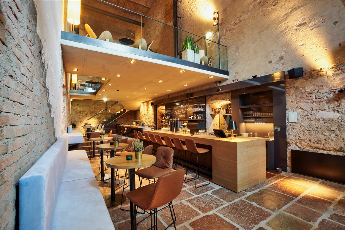 Hochzeitslocation: Urbanlounge für Empfänge, Partys bis 60 Personen
Auch in der Kombination mit der Galerie und dem Gewölbekeller buchbar 150 Personen - Urbankeller Salzburg