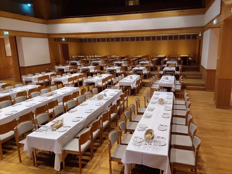Hochzeit - Flachgau -     Festlich gedeckte Hochzeitstafel für eine elegante Hochzeitsfeier in Salzburg-Umgebung.
 - Festsaal der Stadtgemeinde Neumarkt