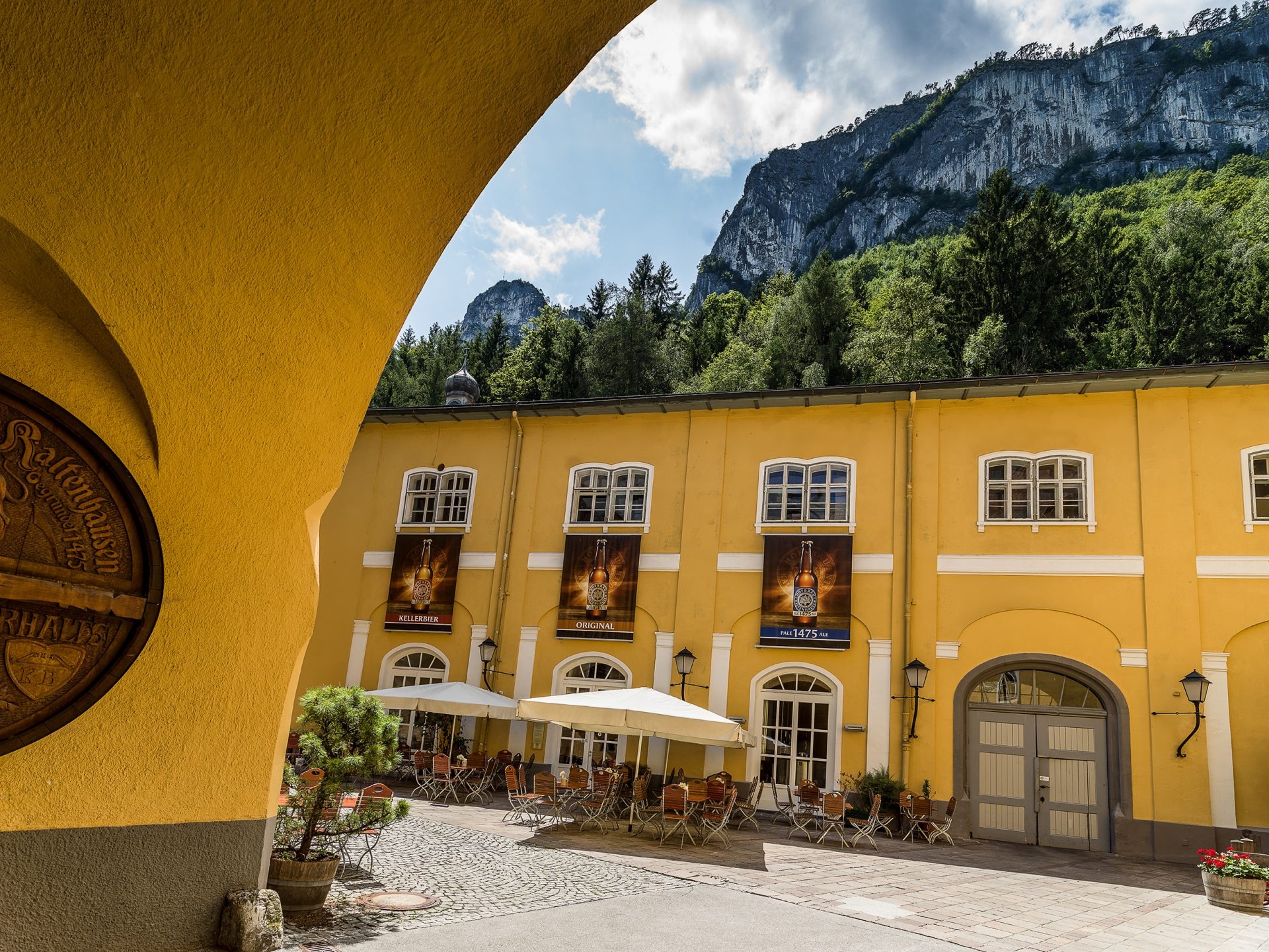 Bruiloft - Scheffau am Tennengebirge -     Unvergessliche Hochzeitsmomente in Kaltenhausen: Das Brautpaar genießt seinen großen Tag inmitten traditioneller Salzburger Atmosphäre.
 - Hofbräu Kaltenhausen