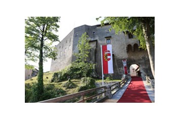 Hochzeit: Burg Golling - Burgaufgang - Burg Golling