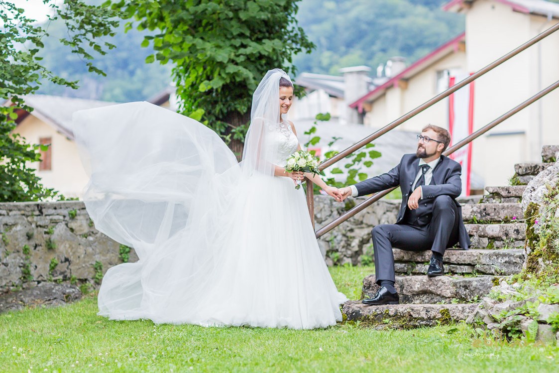 Hochzeit: Brautpaar im Burggarten - Burg Golling