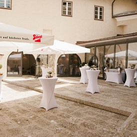 Hochzeit: Aperitif im Burginnenhof - Burg Golling
