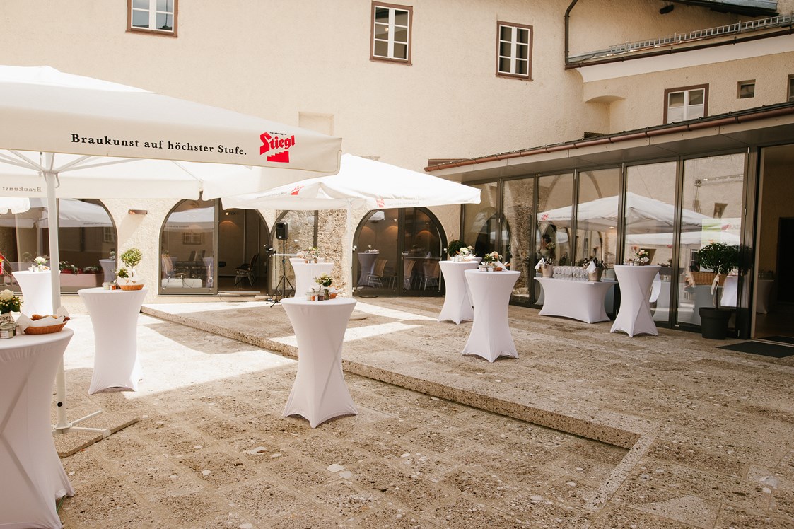 Hochzeit: Aperitif im Burginnenhof - Burg Golling