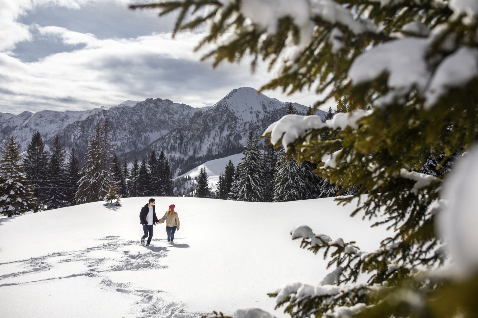 Wedding - Flachau -    Liebe in den Salzburger Bergen: Braut und Bräutigam genießen ihren besonderen Tag in idyllischer Atmosphäre.   - Landgasthof Reitsamerhof