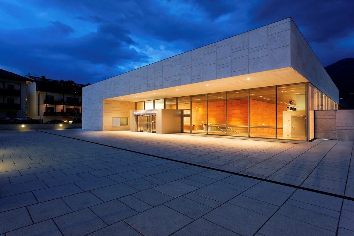 Hochzeit: Außenansicht Haupteingang - Ferry Porsche Congress Center