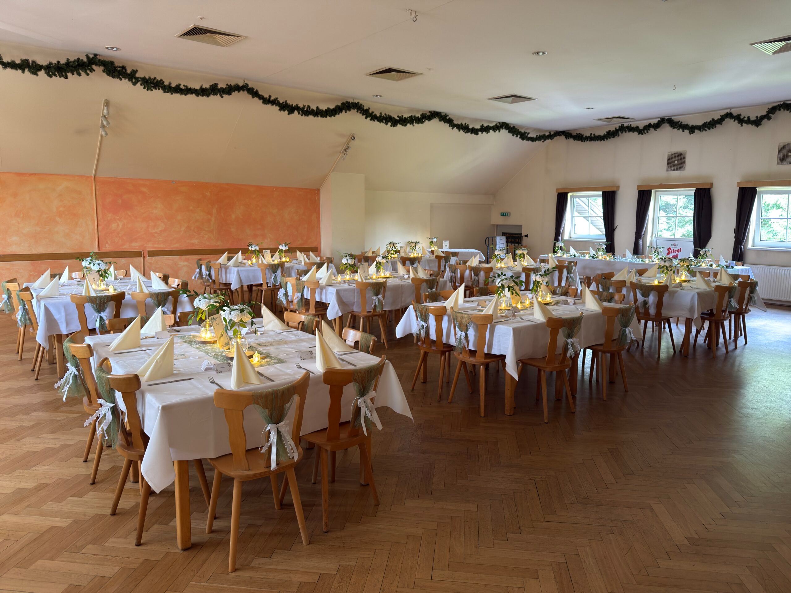 Matrimonio - Bergheim Salzburg - Traumhochzeit im Gasthaus Zur Einkehr in Salzburg – feiern in einem traditionellen Festsaal mit österreichischem Charme.
 - Gasthaus Zur Einkehr
