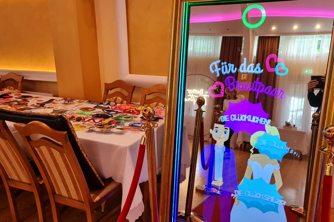 Hochzeit: Eigener Spiegelfotobox Magic Mirror mit Hochzeit Requisiten und Hochteitsanimation - Hochzeitssaal Wien Rosental