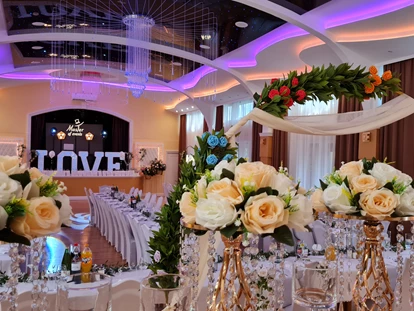 Hochzeit - Höbersdorf - Verschiedene Blumenständer mit Blumen  - Hochzeitssaal Wien Rosental