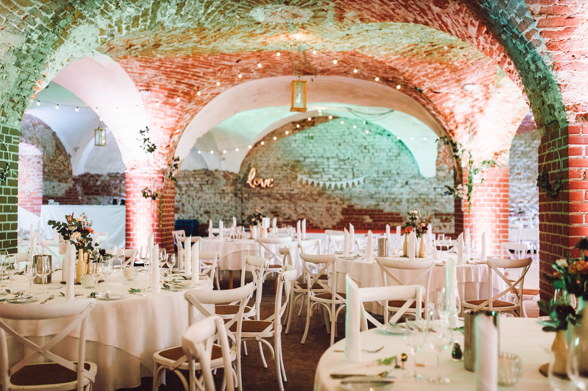 Mariage - Kapelle - Bavière - Prielhof
Die Crossback Chairs sind nicht Teil der Location - Klosterschenke Scheyern - Prielhof