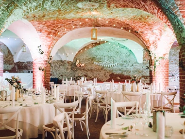 Hochzeit: Prielhof
Die Crossback Chairs sind nicht Teil der Location - Klosterschenke Scheyern - Prielhof