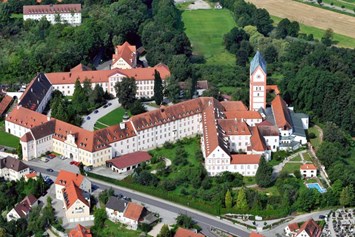 Hochzeit: Das Gelände des Kloster Scheyern mit der Basilika - Klosterschenke Scheyern - Prielhof