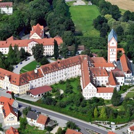 Hochzeit: Das Gelände des Kloster Scheyern mit der Basilika - Klosterschenke Scheyern - Prielhof