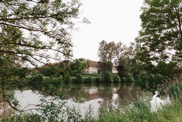 Hochzeit: Der Prielhof liegt idyllisch im Grünen gelegen zwischen Weihern  - Klosterschenke Scheyern - Prielhof