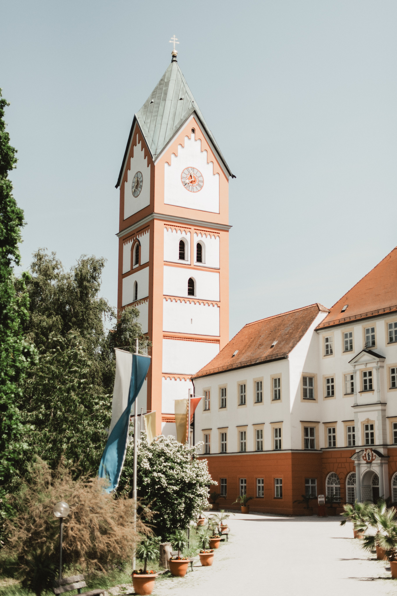 Hochzeitslocation: Die Außenansicht der Basilika - Klosterschenke Scheyern - Prielhof