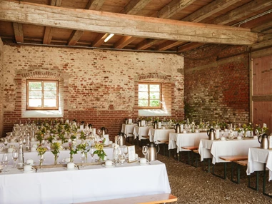 Hochzeit: Das Stadl hergerichtet für Kaffee und Kuchen am Nachmittag - Klosterschenke Scheyern - Prielhof