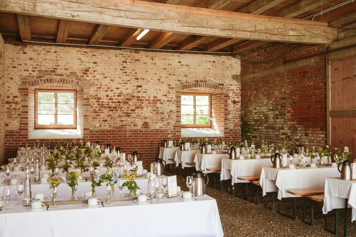 Hochzeit: Das Stadl hergerichtet für Kaffee und Kuchen am Nachmittag - Klosterschenke Scheyern - Prielhof