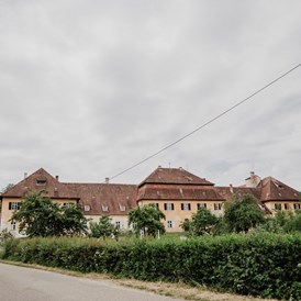 Hochzeit: Die Außenansicht des Prielhof - Klosterschenke Scheyern - Prielhof