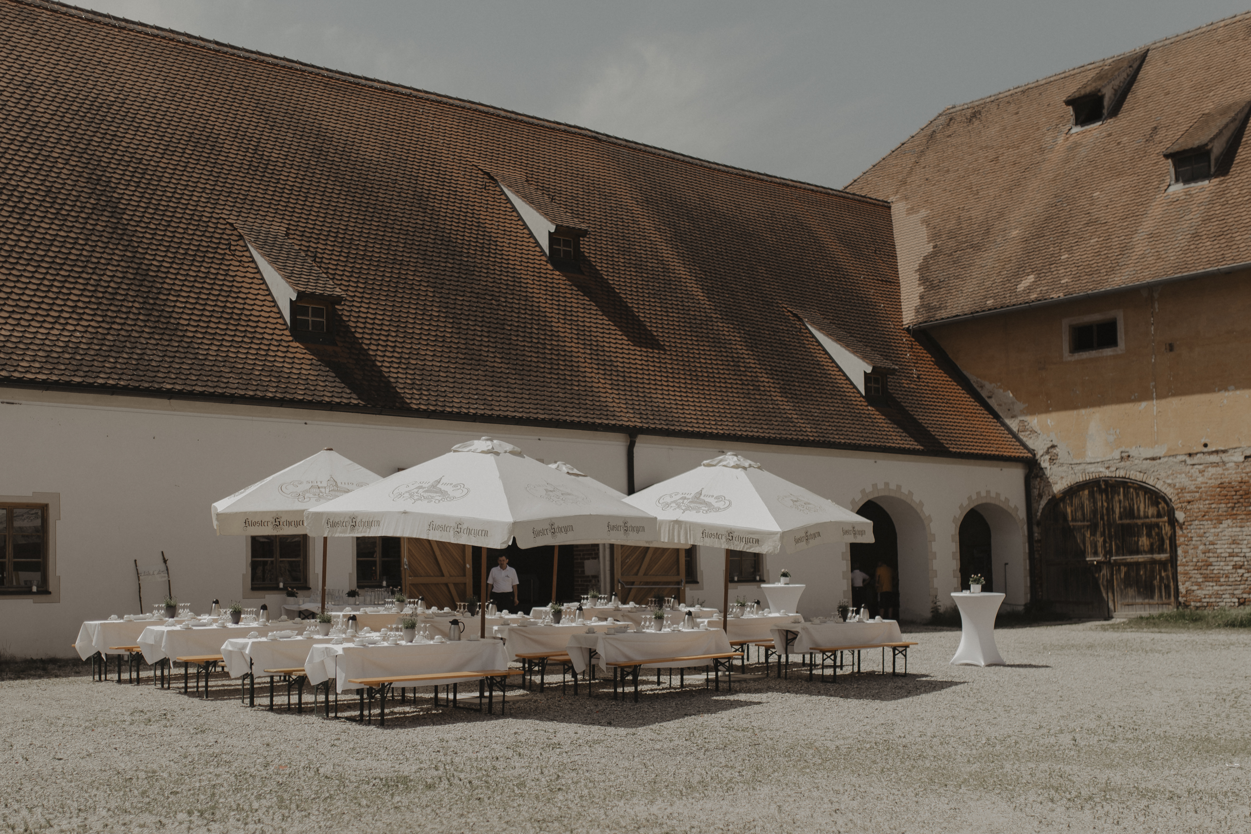 Hochzeitslocation: Der Innenhof des Prielhof bestuhlt für Kaffee und Kuchen am Nachmittag - Klosterschenke Scheyern - Prielhof