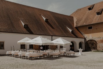 Hochzeit: Der Innenhof des Prielhof bestuhlt für Kaffee und Kuchen am Nachmittag - Klosterschenke Scheyern - Prielhof