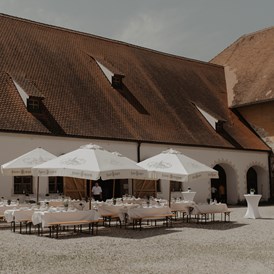 Hochzeit: Der Innenhof des Prielhof bestuhlt für Kaffee und Kuchen am Nachmittag - Klosterschenke Scheyern - Prielhof