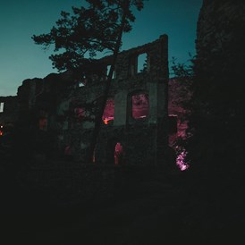 Hochzeit: Die Ruine bei Nacht.
Foto © thomassteibl.com - Ruine Dobra