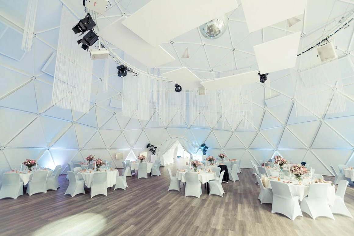 Hochzeit: Der Festsaal der Eventlocation Atmosflair in Niedersachsen. - Atmosflair Hildesheim