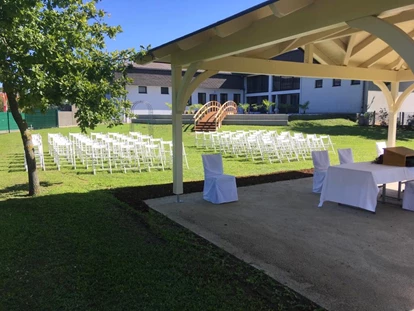 Wedding - Pottenbrunn - Gartenansicht mit Pavillon und Sesseln - Donauhof Zwentendorf