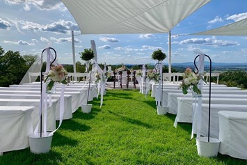 Hochzeit: Trauungs Set up auf der Infinity Terrasse - Hannersberg - der Hochzeitsberg