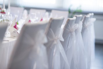 Hochzeit: Eigene Stuhlhussen inkl. Schleife sind vorhanden - Hotel Fohnsdorf