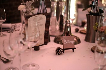 Hochzeit: Eine, von zahlreichen, Tischdekovarianten im Lokschuppen in Nordrhein-Westfalen. - Lokschuppen Event GbR