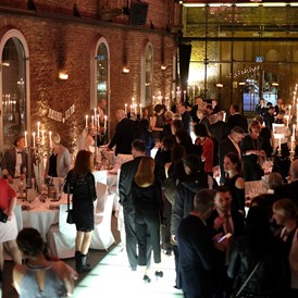 Hochzeit: Die einzigartige Eventlocation in Backsteinoptik bietet Platz für bis zu 160 Hochzeitsgäste. - Lokschuppen Event GbR