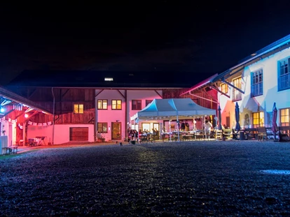 Wedding - PLZ 83562 (Deutschland) - Beleuchtung bei Nacht - Hochzeitslocation Lamplstätt - 3 Tage feiern ohne Sperrstunde