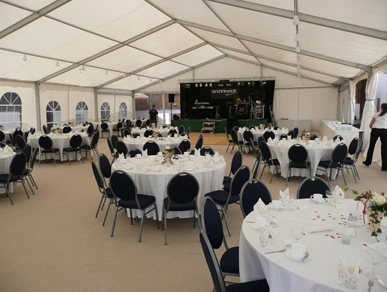 Hochzeitslocation: Hochzeit im Zelt auf Lamplstätt mit 200 Personen, Band und Tanzfläche - Hochzeitslocation Lamplstätt - 3 Tage feiern ohne Sperrstunde