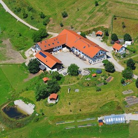 Hochzeit: Luftbild von Lamplstätt mit 35 ha um die Location - Hochzeitslocation Lamplstätt - 3 Tage feiern ohne Sperrstunde