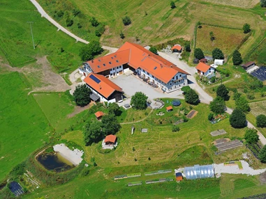 Hochzeitslocation: Luftbild von Lamplstätt mit 35 ha um die Location - Hochzeitslocation Lamplstätt - 3 Tage feiern ohne Sperrstunde