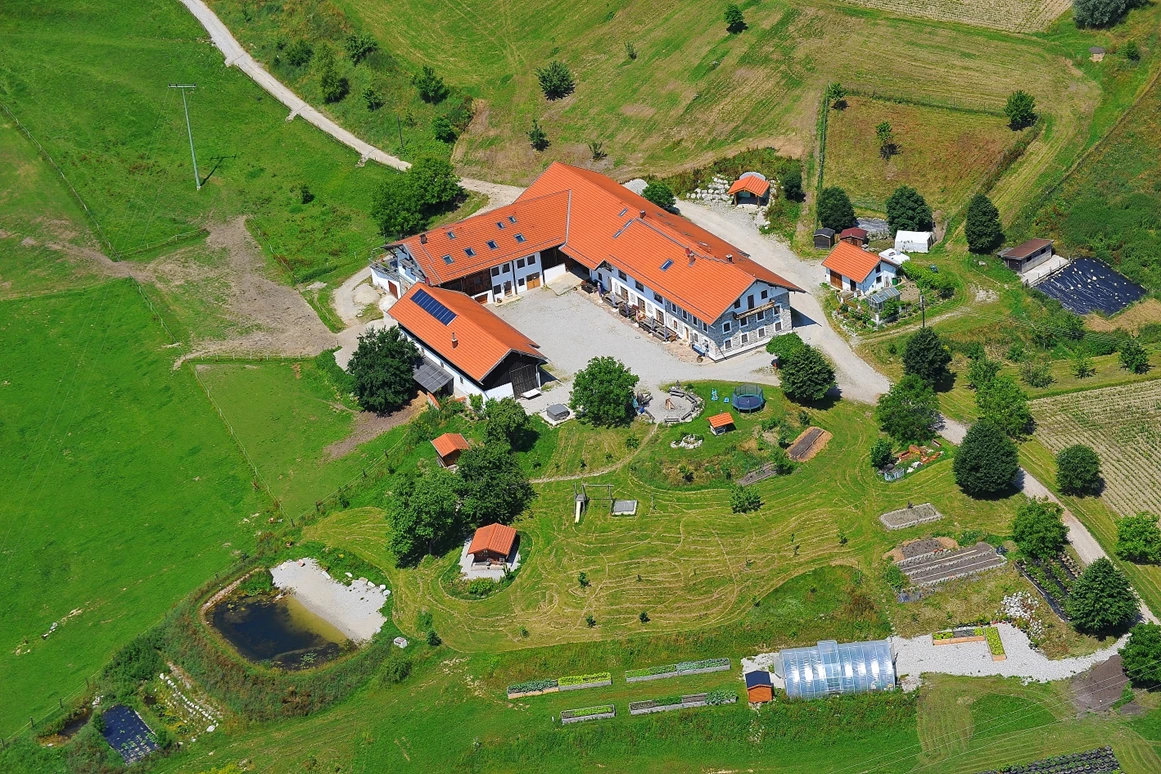 Hochzeitslocation: Luftbild von Lamplstätt mit 35 ha um die Location - Hochzeitslocation Lamplstätt - 3 Tage feiern ohne Sperrstunde