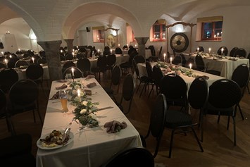 Hochzeit: Festliche Tafel im Gewölberaum
 - Hochzeitslocation Lamplstätt - 3 Tage feiern ohne Sperrstunde
