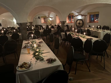 Hochzeitslocation: Festliche Tafel im Gewölberaum
 - Hochzeitslocation Lamplstätt - 3 Tage feiern ohne Sperrstunde