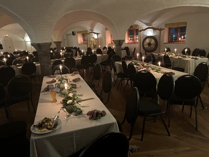 Wedding - PLZ 83562 (Deutschland) - Festliche Tafel im Gewölberaum
 - Hochzeitslocation Lamplstätt - 3 Tage feiern ohne Sperrstunde