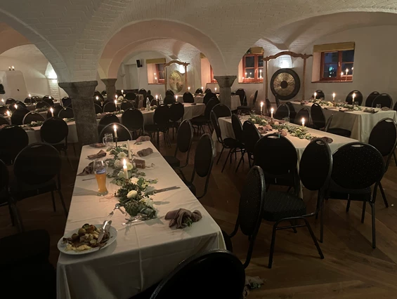 Hochzeitslocation: Festliche Tafel im Gewölberaum
 - Hochzeitslocation Lamplstätt - 3 Tage feiern ohne Sperrstunde