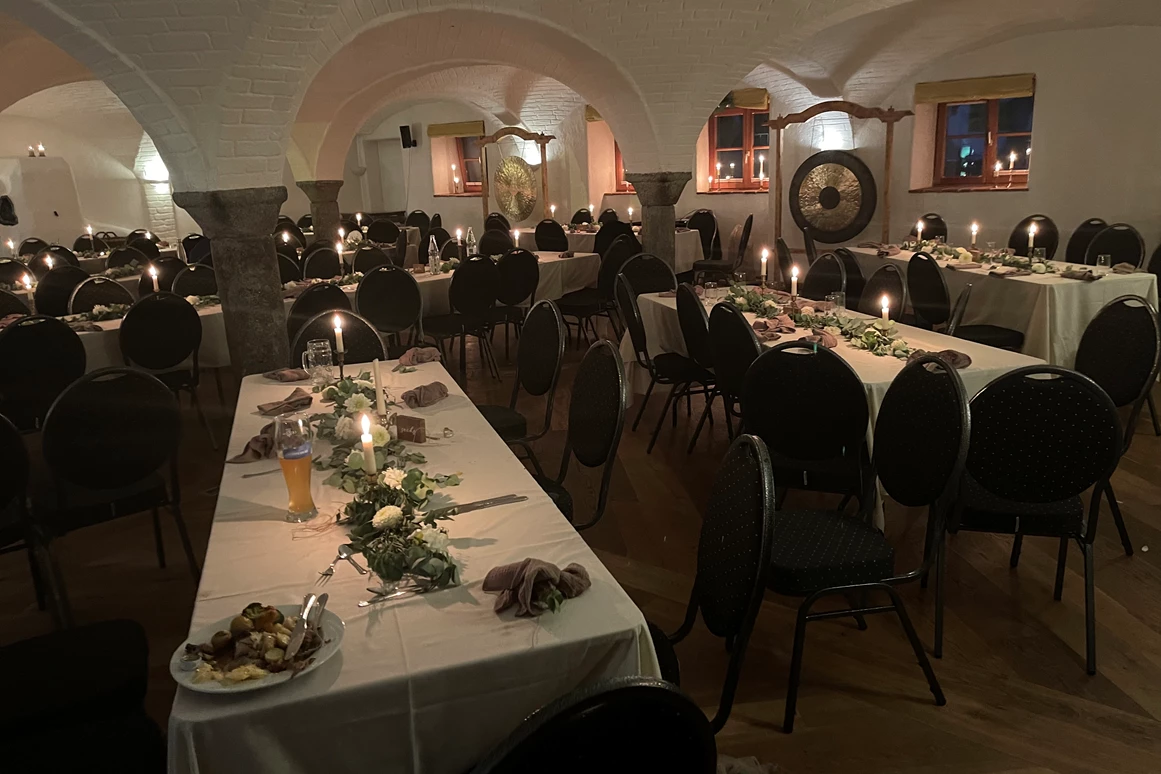 Hochzeitslocation: Festliche Tafel im Gewölberaum
 - Hochzeitslocation Lamplstätt - 3 Tage feiern ohne Sperrstunde