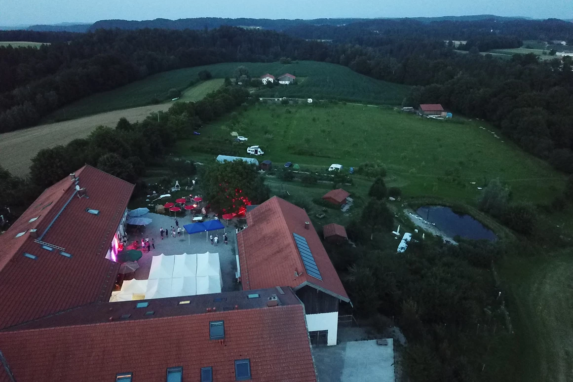 Hochzeitslocation: Hochzeit Übersicht bei Nacht mit Zelt
 - Hochzeitslocation Lamplstätt - 3 Tage feiern ohne Sperrstunde