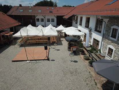 Wedding - PLZ 83562 (Deutschland) - Feiern im Innenhof mit Tanzboden - Hochzeitslocation Lamplstätt - 3 Tage feiern ohne Sperrstunde