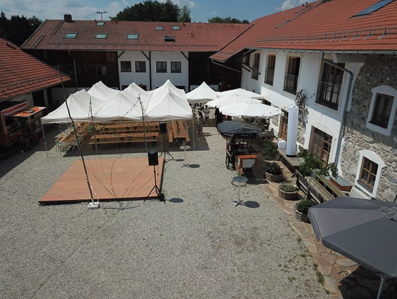 Hochzeitslocation: Feiern im Innenhof mit Tanzboden - Hochzeitslocation Lamplstätt - 3 Tage feiern ohne Sperrstunde