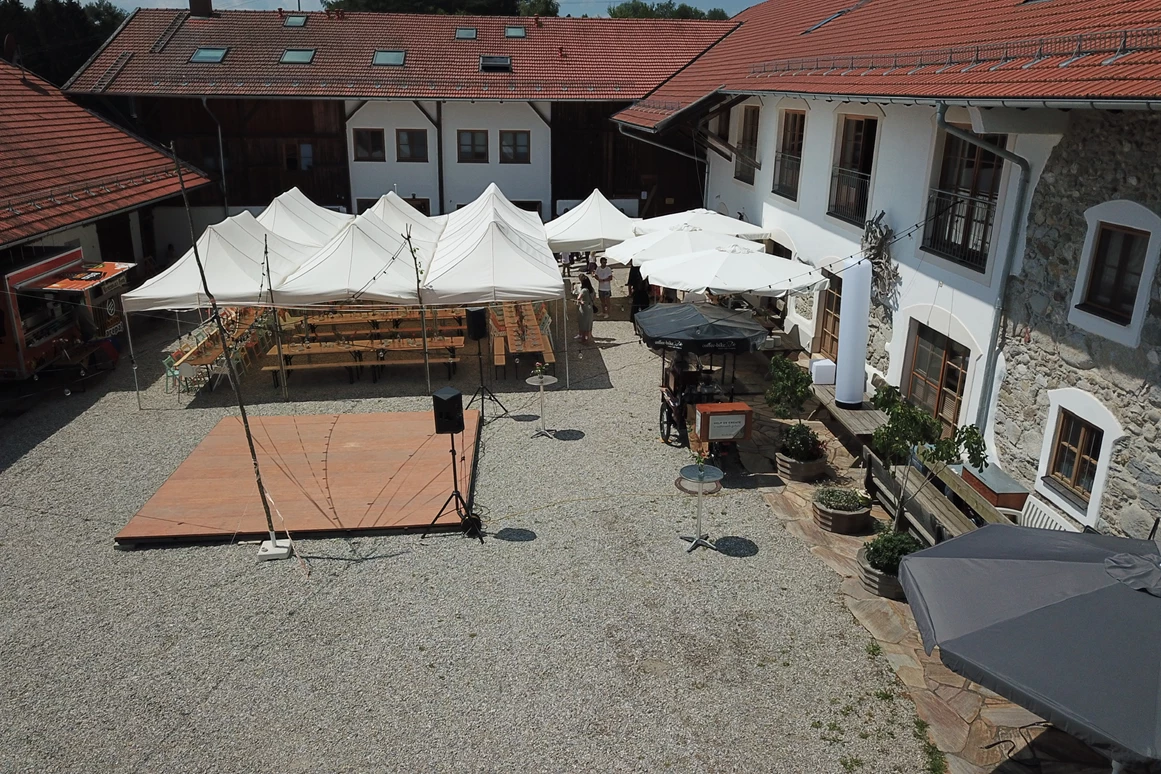 Hochzeitslocation: Feiern im Innenhof mit Tanzboden - Hochzeitslocation Lamplstätt - 3 Tage feiern ohne Sperrstunde