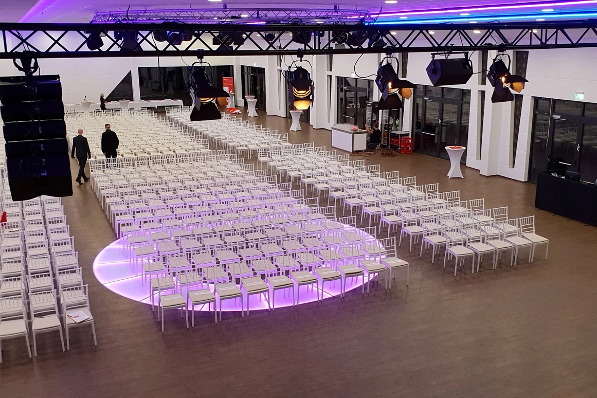 Hochzeitslocation: Tagungen, Vorträge, Seminare, sowie Zeugnisverleihungen, oder weitere Veranstaltungen finden in unserer Location Raum.  - BY-Eventcenter