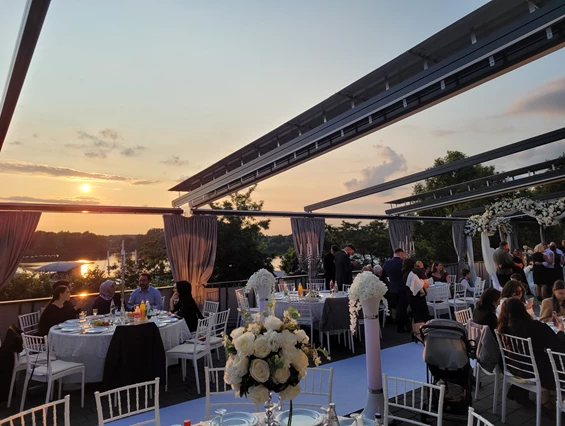 Hochzeitslocation: Hochzeit auf der Terasse mit Seeblick
 - BY-Eventcenter