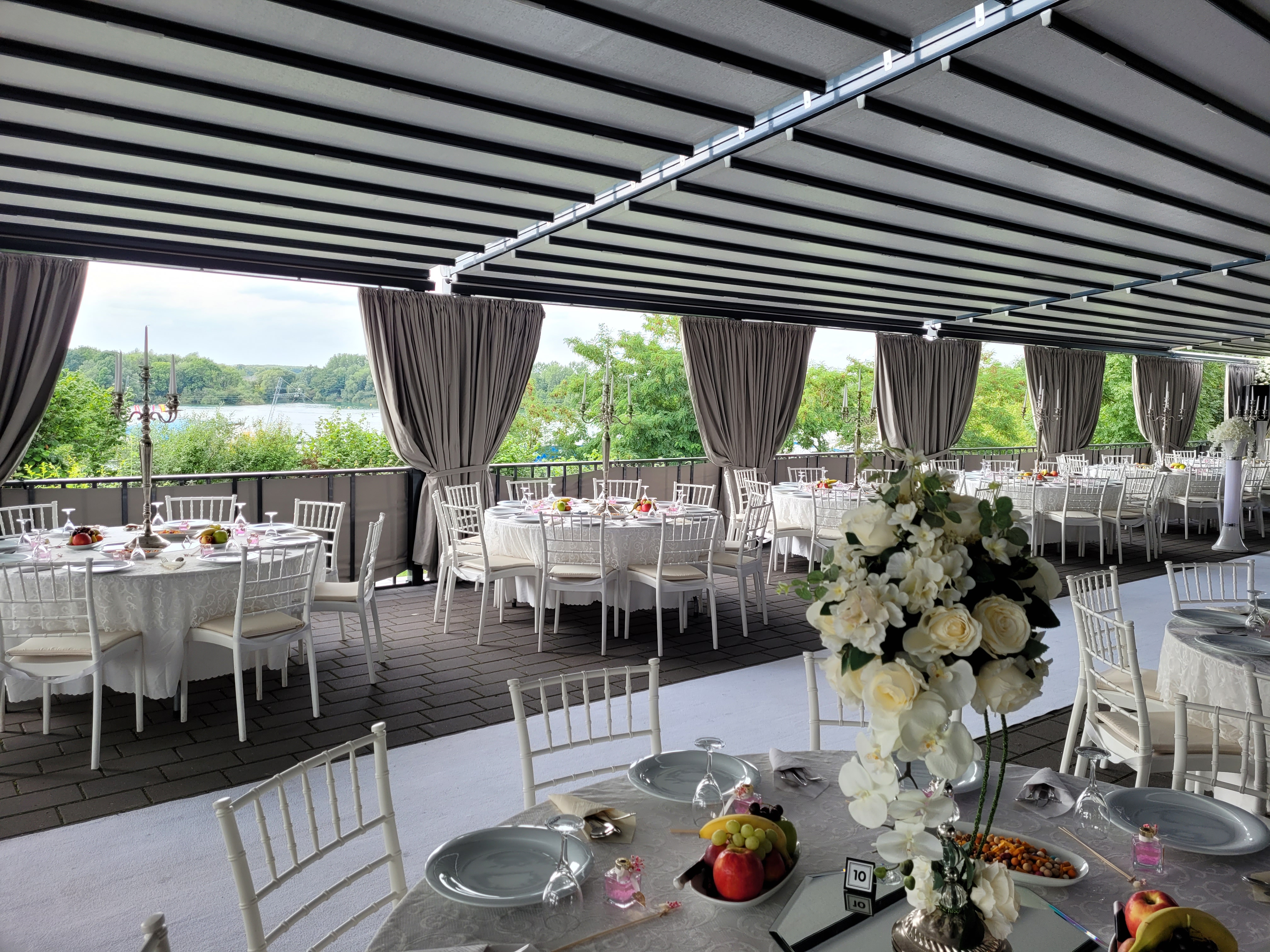 Hochzeitslocation: eine von mehreren alternativen Dekorationen auf der Terrasse.  - BY-Eventcenter