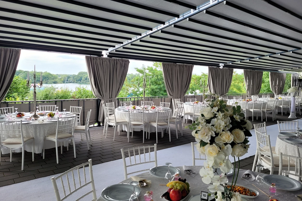 Hochzeitslocation: eine von mehreren alternativen Dekorationen auf der Terrasse.  - BY-Eventcenter